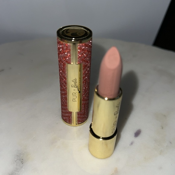 PÜR x Barbie Confident Glow highlighting powder and lipstick in Trailblazer - Picture 3 of 5